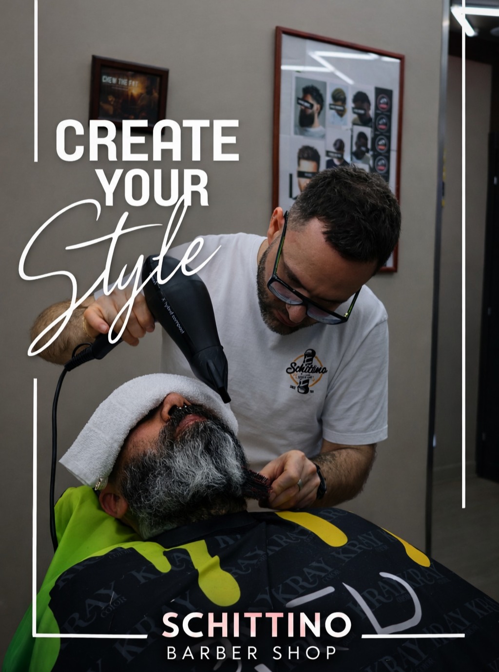 Barbiere di Schittino Barber Shop durante lo styling della barba di un cliente