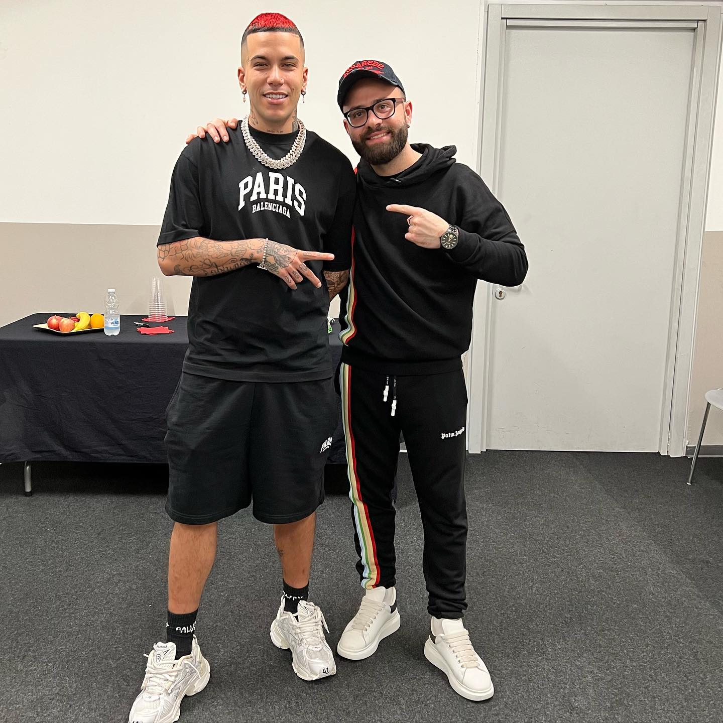 Giuseppe Schittino insieme a un cliente con capelli rossi in backstage