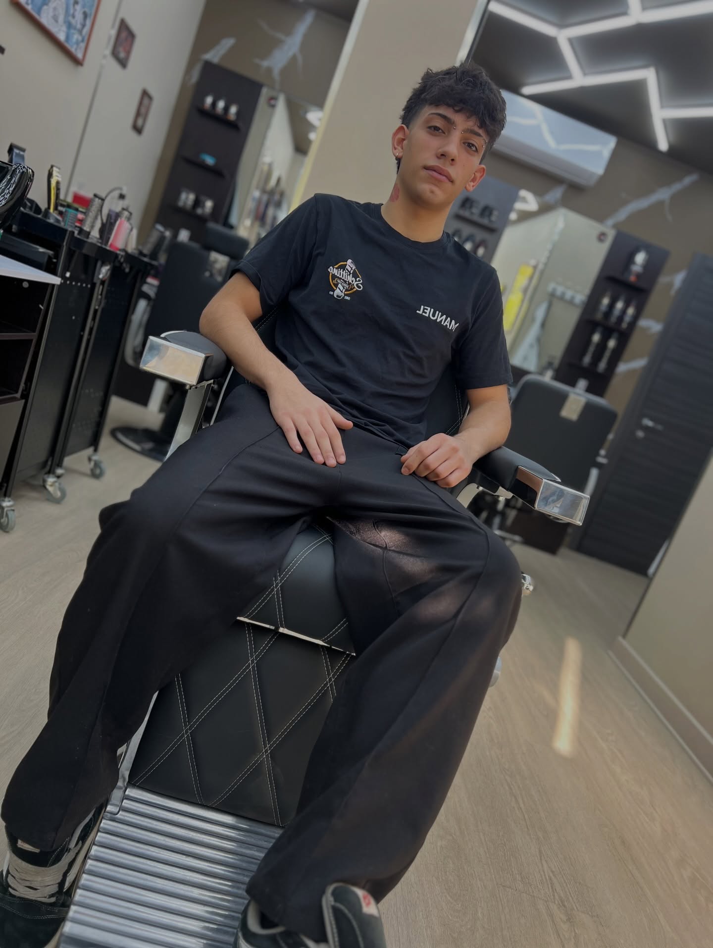 Manuel, barber di Schittino Barber Shop, nel salone di Collegno