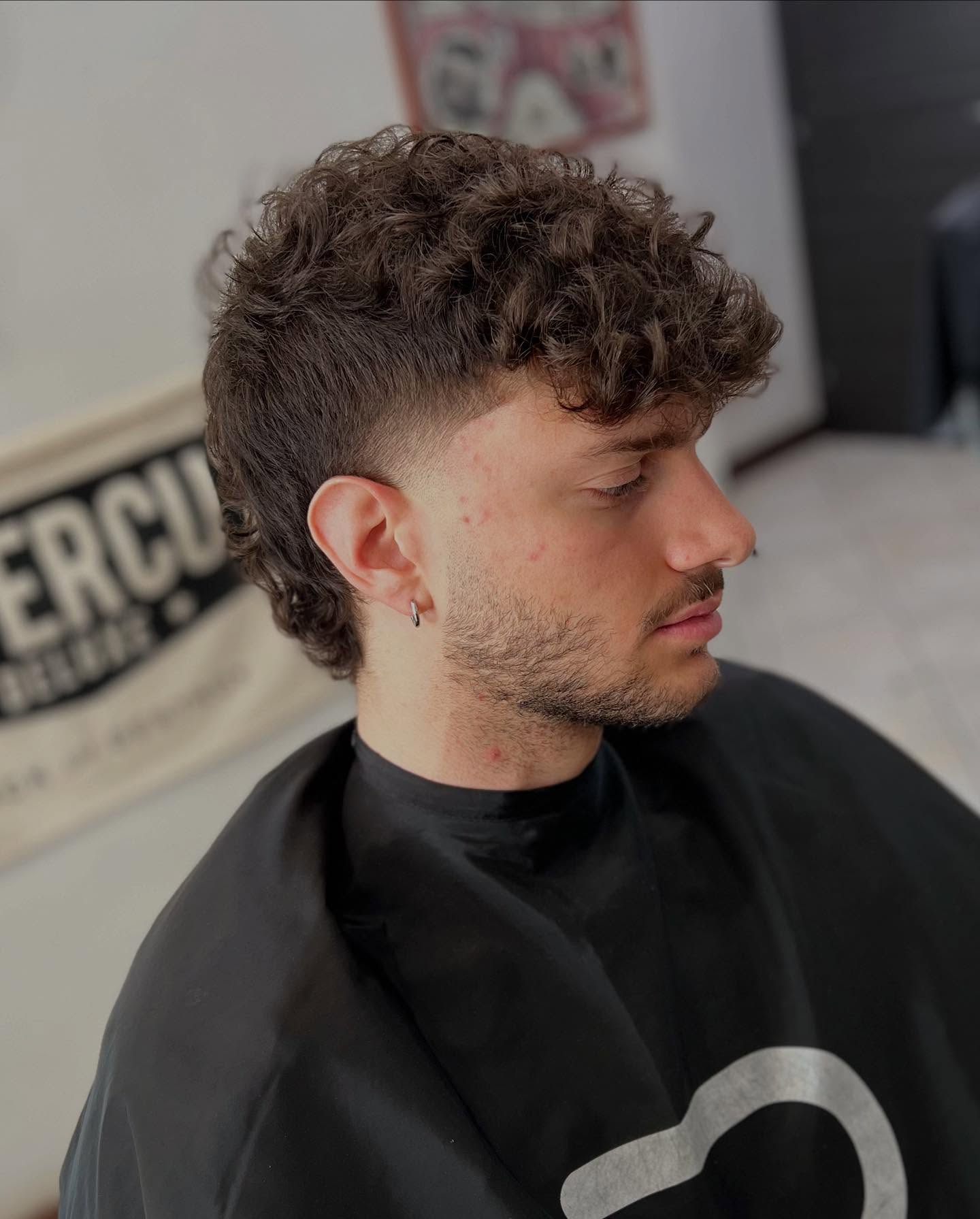 Taglio uomo con riccio definito e sfumatura laterale realizzato da Schittino Barber Shop