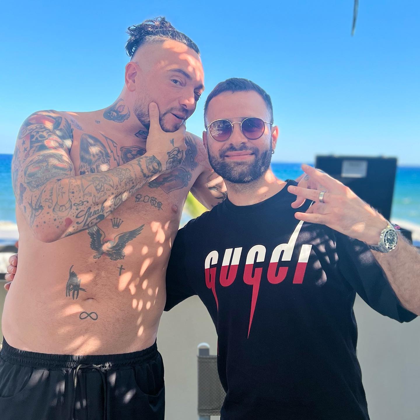 Giuseppe Schittino insieme a un cliente tatuato in una giornata al mare